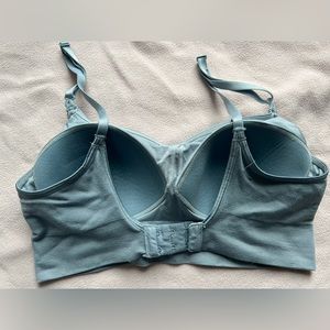 Warner’s wireless bra with adjustable straps and back closure in Size small